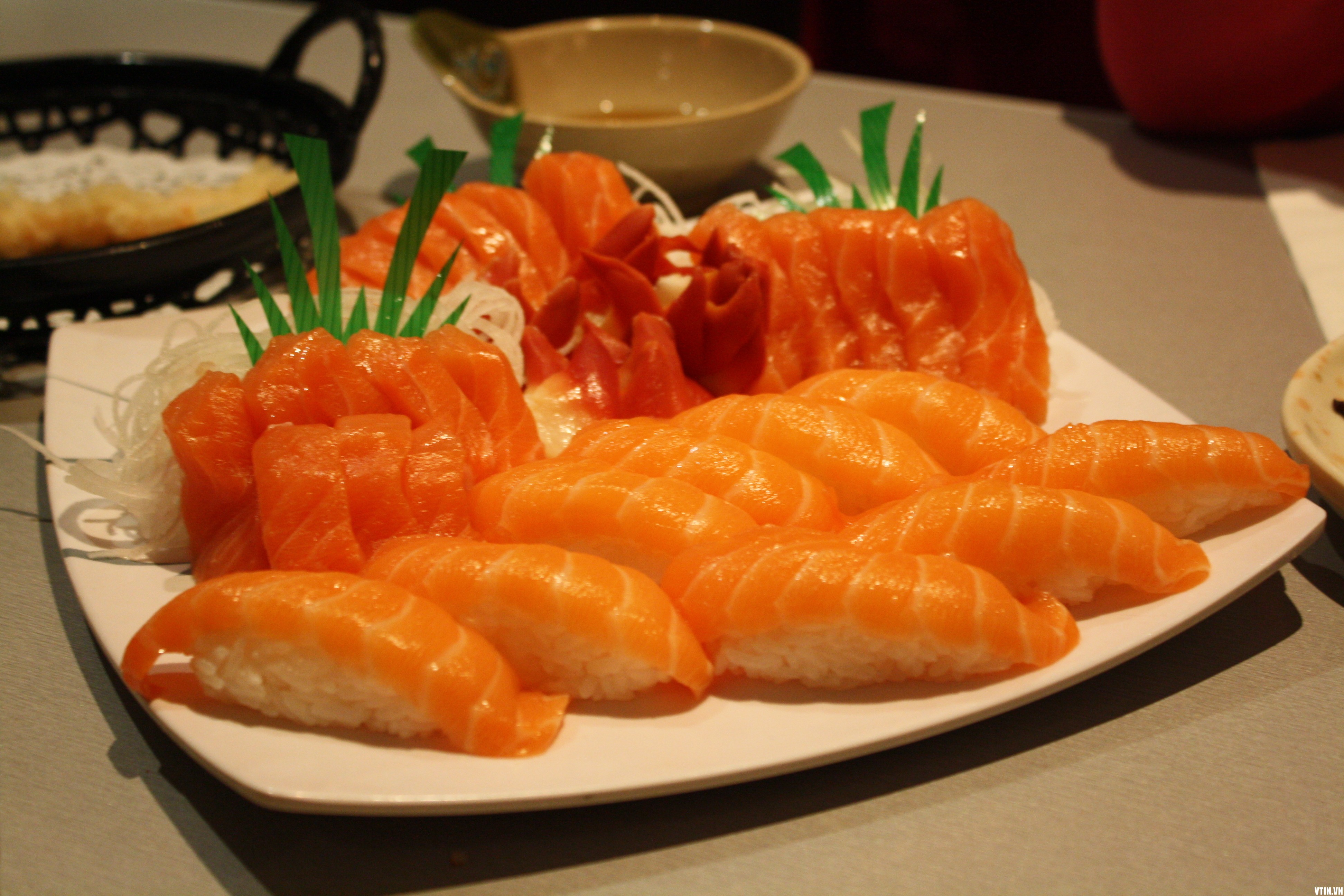 Salmon_Sushi_and_Sashimi_Platter_-_W_Sushi