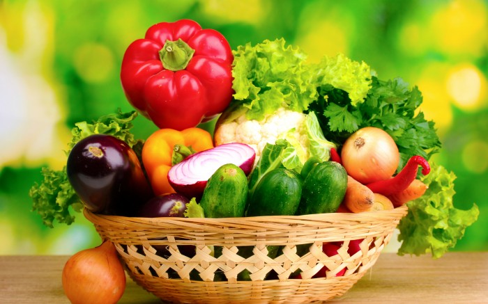 Vitamin được cung cấp qua thức ăn (rau, củ, quả…) tốt và an toàn hơn nhiều so với dạng thuốc uống Sĩ tử đang ôn thi nên chọn các loại rau quả dồi dào dinh dưỡng: rau ngót, dền, mùng tơi, bí đỏ, cam, bơ, chuối, táo,…