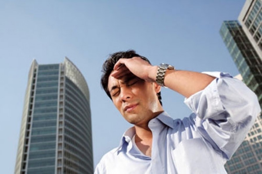 mùa hè Tiếp xúc với ánh nắng mặt trời trong một thời gian dài mà cơ thể không được bổ sung nước rất dễ dẫn đến cảm nắng