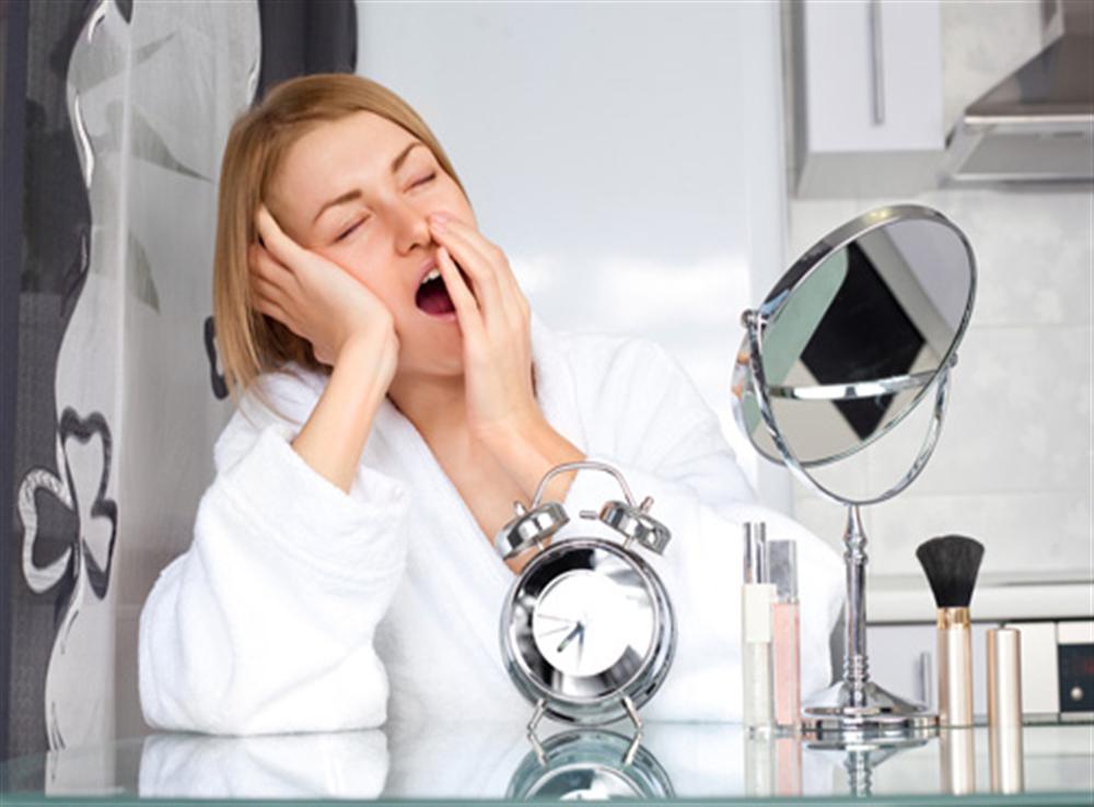 Thức khuya sẽ làm cơ thể bạn luôn trong tình trạng mêt mỏi, thiếu sức sống Thức khuya sẽ làm cơ thể bạn luôn trong tình trạng mêt mỏi, thiếu sức sống