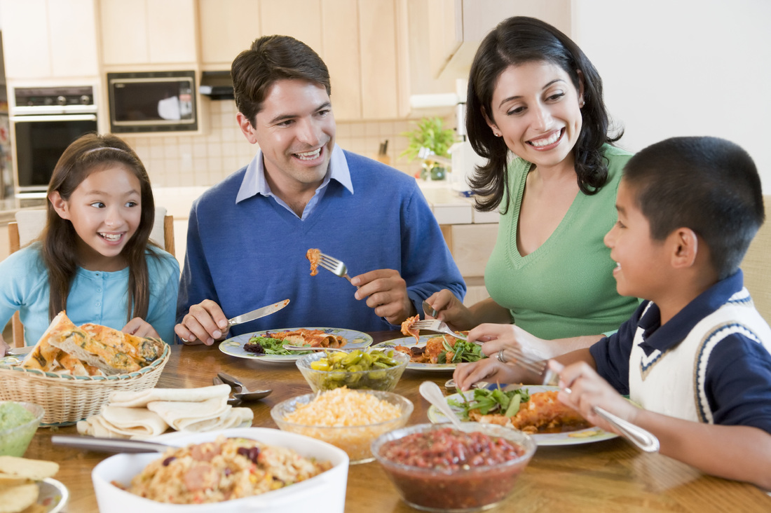 Mẹ cần phải đảm bảo thực đơn mỗi ngày của con có 3 bữa chính: sáng – trưa – chiều và đủ, đúng 4 nhóm thực phẩm (bột đường, đạm, béo, rau) Cung cấp đầy đủ chất dinh dưỡng cho trẻ