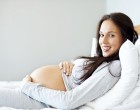 Em bé nghe được gì trong bụng mẹ