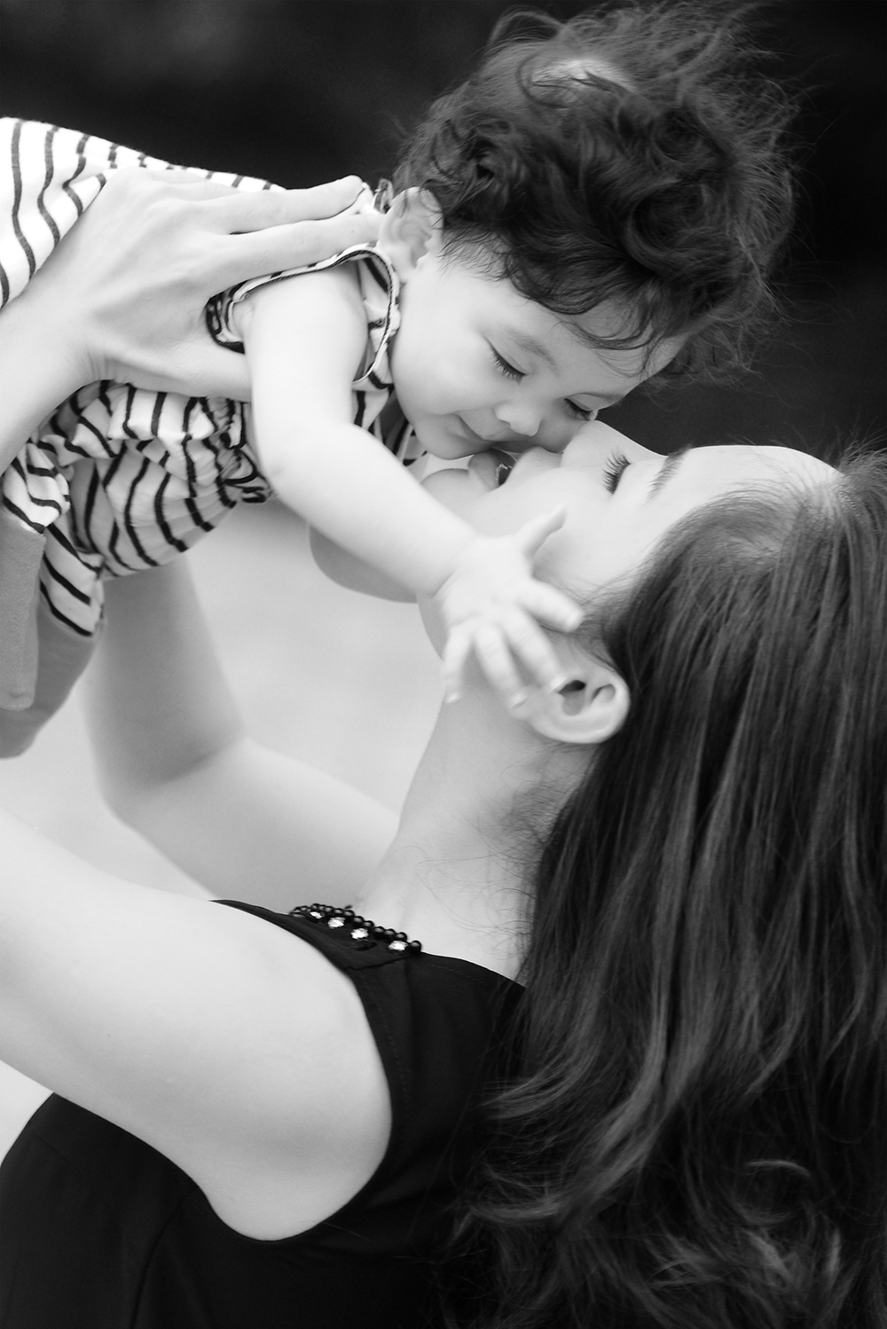 em bé nghe được gì trong bụng mẹ