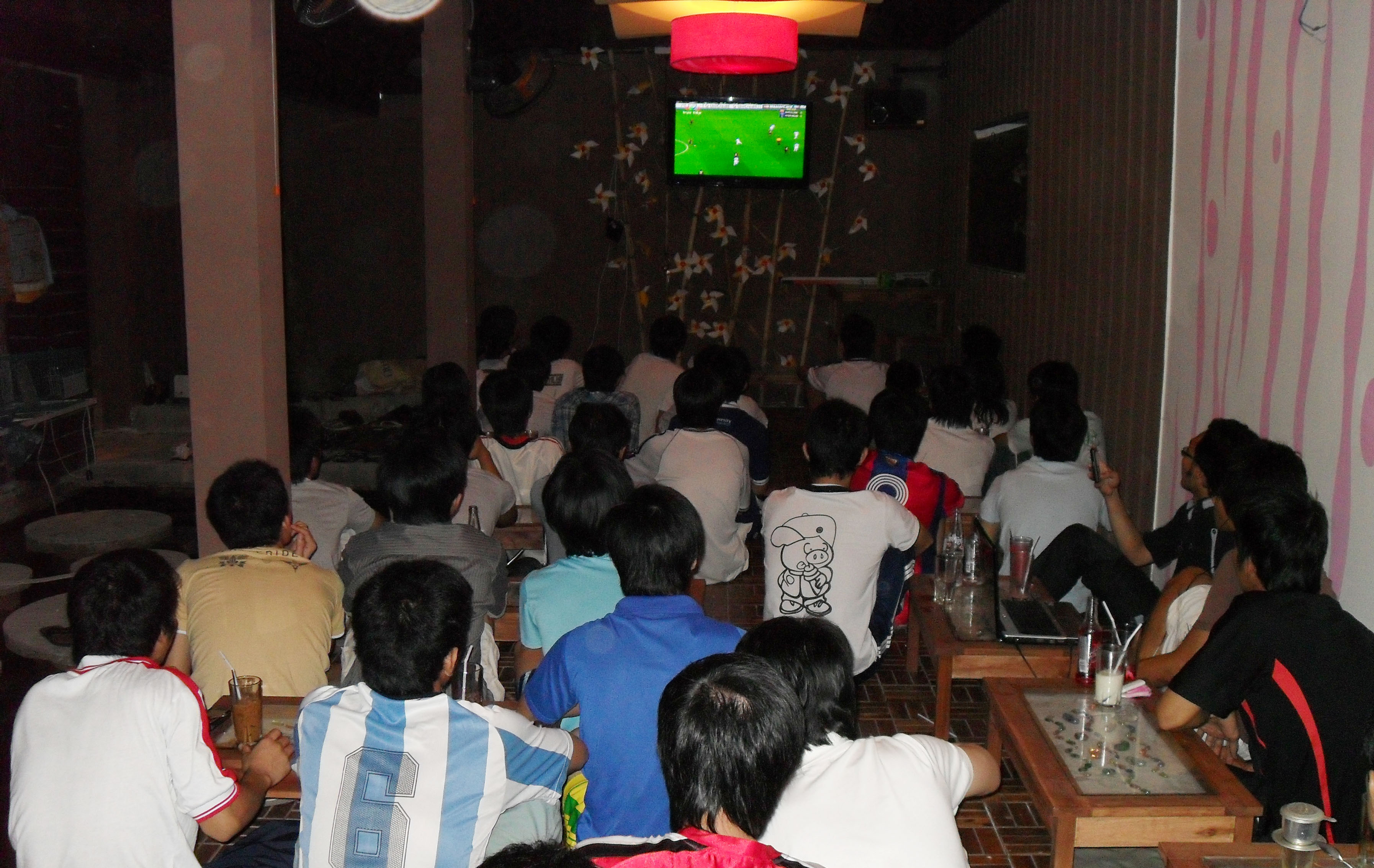 Thức khuya xem đá banh là sở thích của nhiều người trong mùa World Cup. worldcup