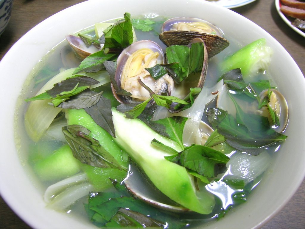 Các món canh cua, ngao, hến cũng rất giàu đạm và khoáng chất canh ngheu