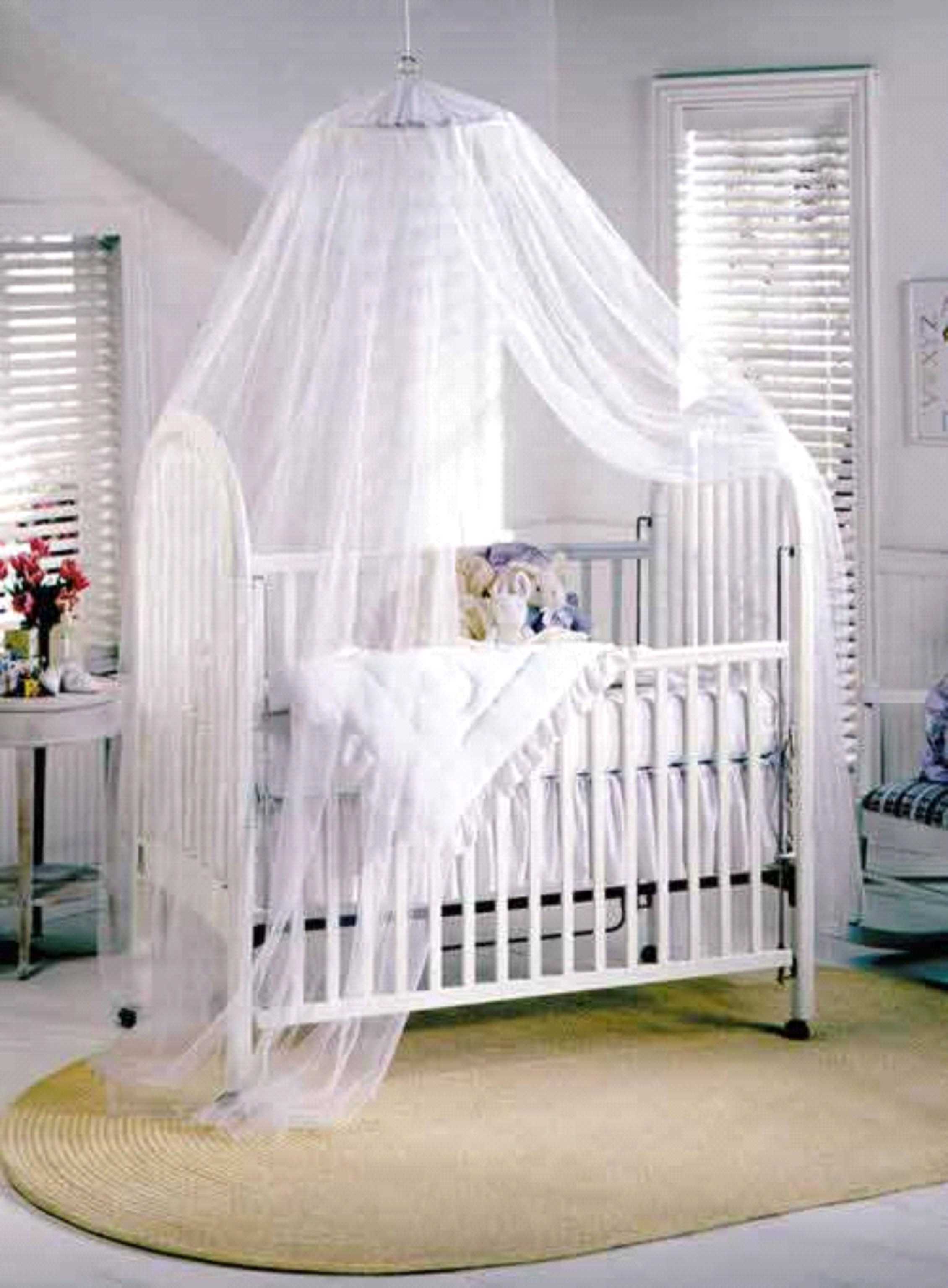 Cho con ngủ trong mùng để tránh bị muỗi đốt